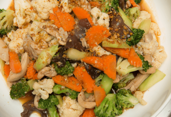 מוקפץ חזה עוף עם ירקות